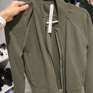 NEW (without tags) LULUlemon jacket - size 4!
